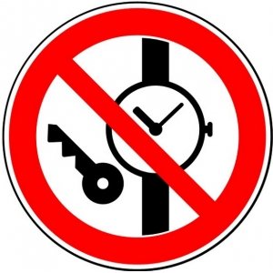 Знак  P 27 - Запрещается иметь при (на) себе металлические предметы (часы и т.п.) {price}